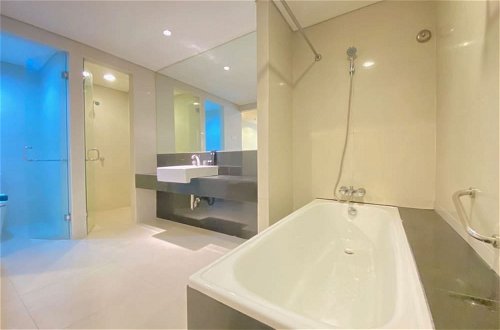 Photo 18 - Fabulous 2Br Loft Apartment With Private Bathub At El Royale