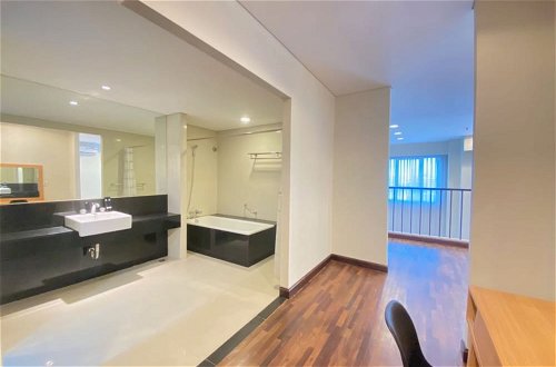 Photo 20 - Fabulous 2Br Loft Apartment With Private Bathub At El Royale
