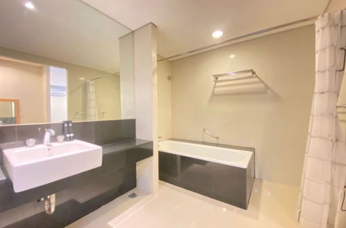 Photo 17 - Fabulous 2Br Loft Apartment With Private Bathub At El Royale