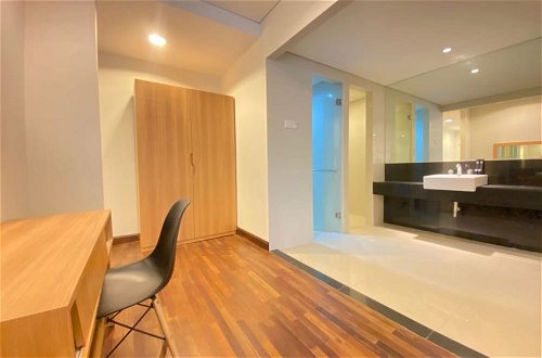 Photo 5 - Fabulous 2Br Loft Apartment With Private Bathub At El Royale