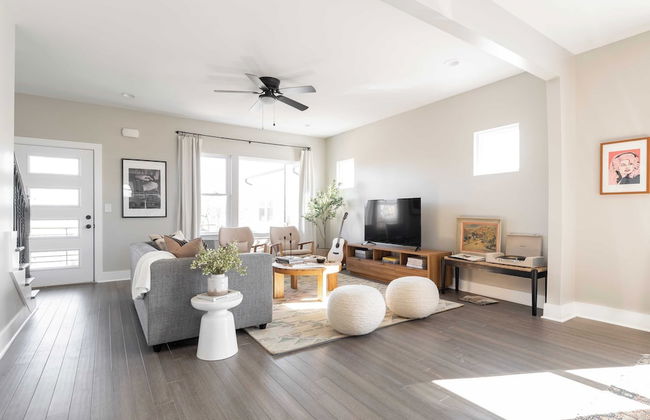 Shelton & Urban by Avantstay Sleeps 20! 2 Unit Buyout! Spacious Design - Foto 22