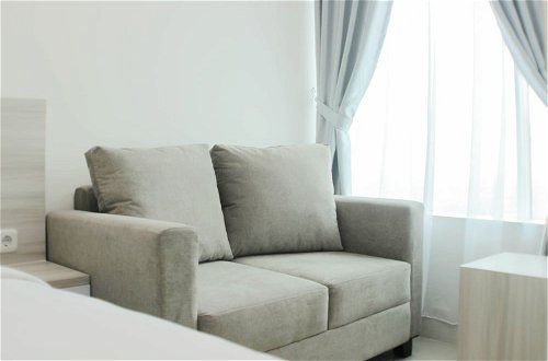 Foto 4 - Elegant And Comfy Studio At Grand Kamala Lagoon Apartment