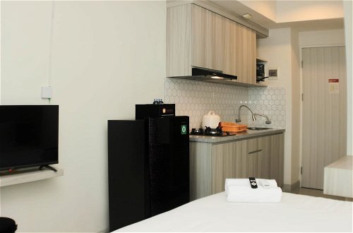 Foto 3 - Elegant And Comfy Studio At Grand Kamala Lagoon Apartment