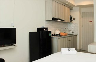 Photo 3 - Elegant And Comfy Studio At Grand Kamala Lagoon Apartment