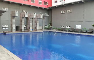 Foto 1 - Homey 1BR with Spacious Living Room and Sofa Bed Green Pramuka Apartment