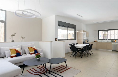 Foto 12 - Elegant Duplex with XL Patio by FeelHome