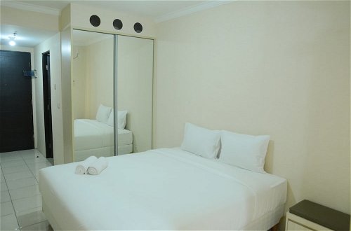 Photo 4 - Simply Studio Room at Grand Serpong Apartment By Travelio