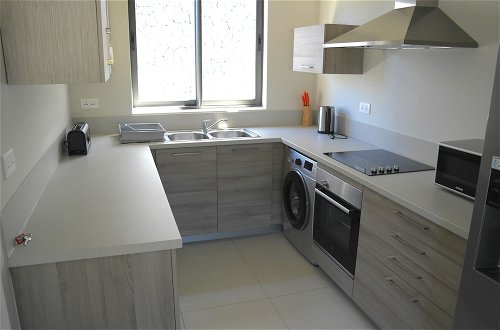 Foto 5 - Immaculate Two Beds Luxury Marina Apartment