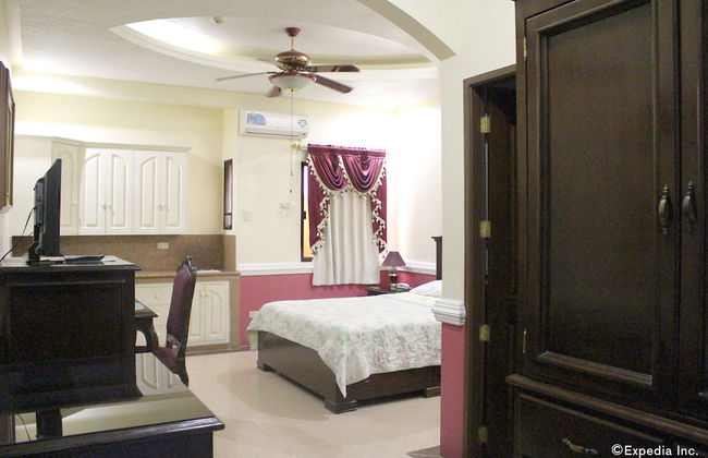 Kokomo's Suites Hotel - Photo 8