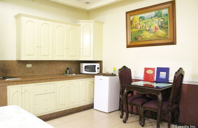 Kokomo's Suites Hotel - Photo 33