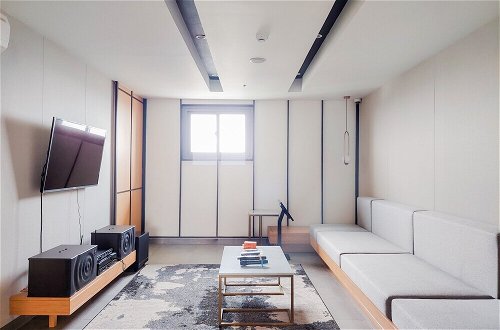 Foto 15 - Comfy And Minimalist Studio At Embarcadero Bintaro Apartment