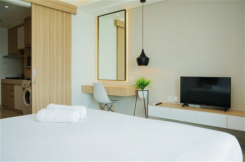 Foto 5 - Comfy And Minimalist Studio At Embarcadero Bintaro Apartment