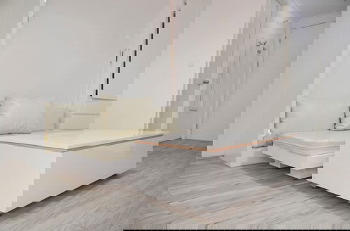 Foto 12 - Cozy Living And Homey Studio Apartment Tuscany Residences