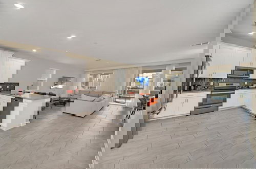 Foto 19 - Ultimate 9 Champions Gate Resort Property With Spa 9 Bedroom Villa by RedAwning