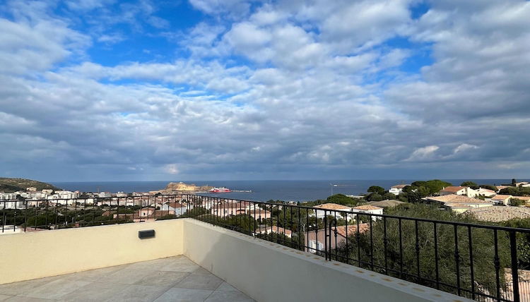 Foto 1 - Superb Villa With Pool and sea View