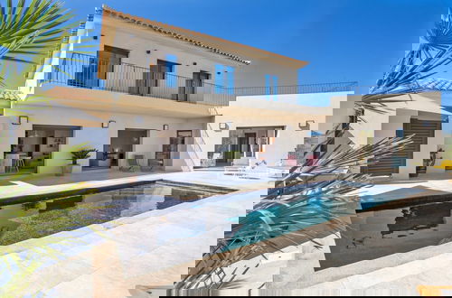 Foto 1 - Superb Villa With Pool and sea View