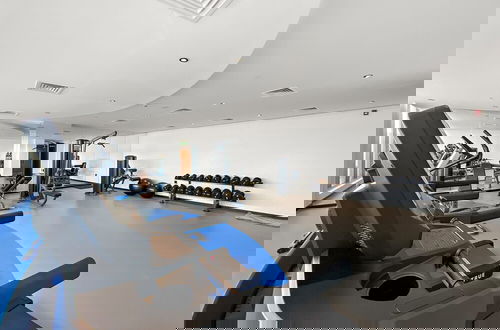 Foto 16 - Cosy Studio Apartment With Pool gym Game Room