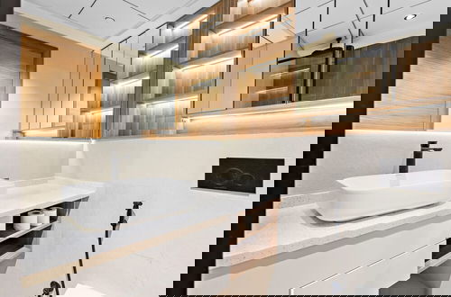 Foto 11 - Cosy Studio Apartment With Pool gym Game Room