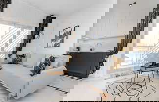 Foto 1 - Modern With Balcony and Gym by Renters