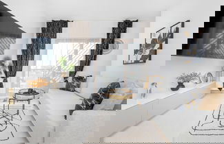 Foto 2 - Modern With Balcony and Gym by Renters