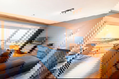 Foto 7 - Seafront Apartment With Balcony