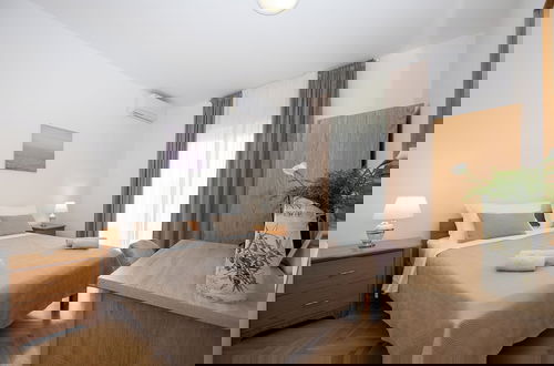 Foto 2 - Double bed Room With Private Bathroom and Balcony