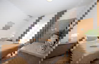 Foto 2 - Double bed Room With Private Bathroom and Balcony