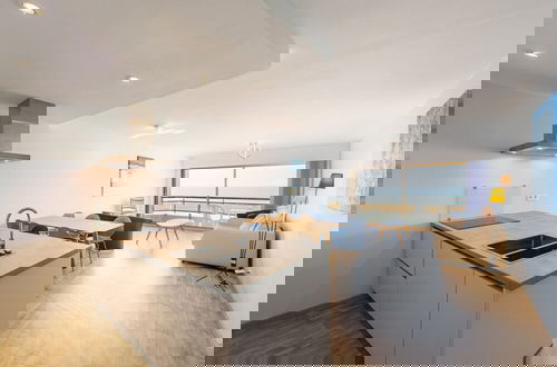 Foto 6 - Bright Apartment With Kitchen