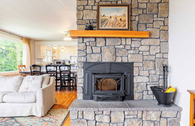 Private Beach Access + Water Views! Sleeps 18, Historic 6bdr Farmhouse w/ Deck - Foto 4