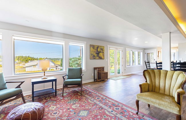 Private Beach Access + Water Views! Sleeps 18, Historic 6bdr Farmhouse w/ Deck - Foto 6