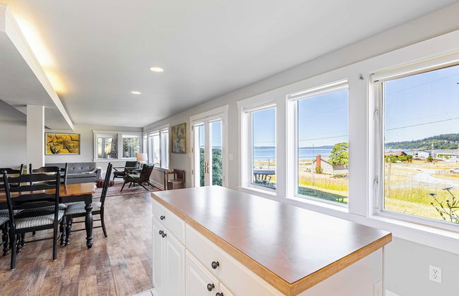 Private Beach Access + Water Views! Sleeps 18, Historic 6bdr Farmhouse w/ Deck - Foto 7