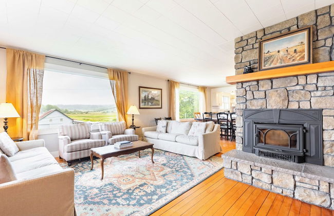 Private Beach Access + Water Views! Sleeps 18, Historic 6bdr Farmhouse w/ Deck - Foto 1