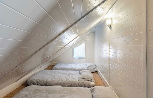 Private Beach Access + Water Views! Sleeps 18, Historic 6bdr Farmhouse w/ Deck - Foto 11