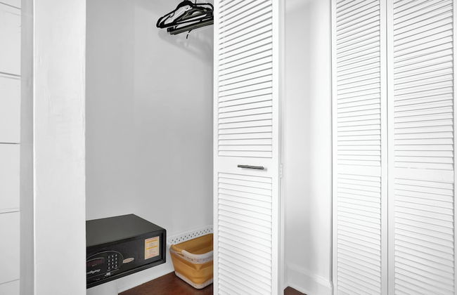 Ocean View 2 Bedroom in Coconut Grove - Photo 12