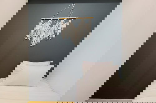 Foto 3 - Modern Look 2Br At Sky House Bsd Apartment