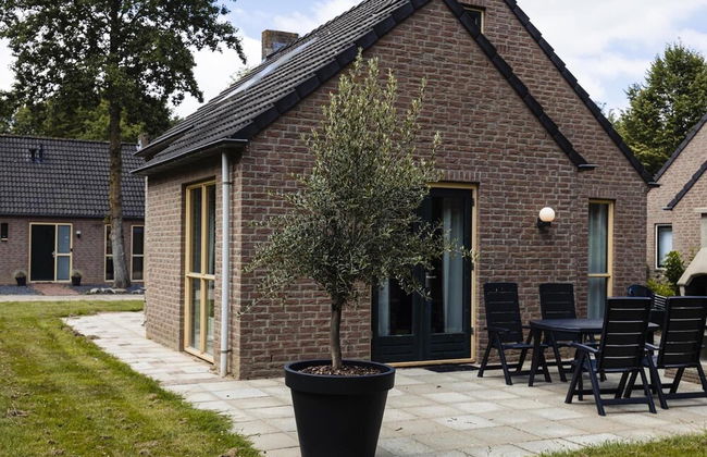 Villa in Nijmegen With VIP Amenities - Photo 1