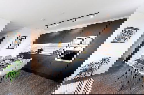 Foto 6 - Sleek and Stylish 9th Floor Apartment