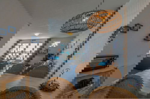 Foto 17 - Spacious Seaside Apartment