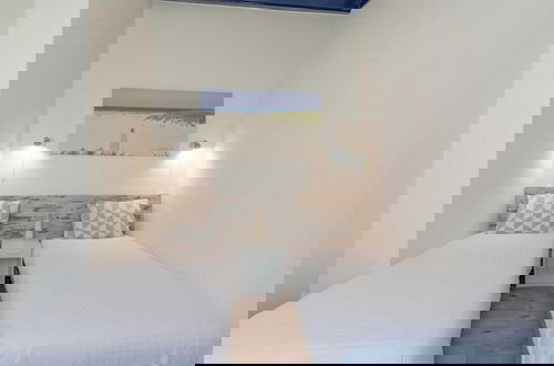 Foto 3 - Elegant Apartment With Balcony