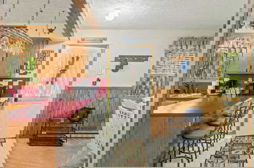 Foto 13 - Shady Pines by Avantstay Enclosed Porch, Game Rooms, & Lake/beach Access!