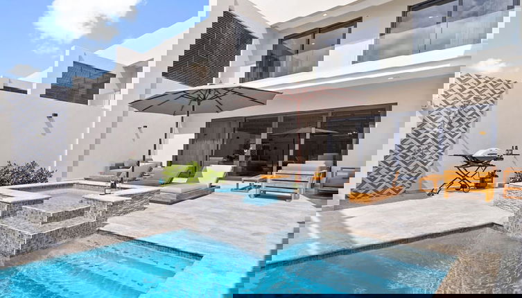 Foto 1 - NEW Lux 4BR Villa w Private Pool Walk to Beach