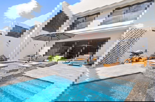 Foto 1 - NEW Lux 4BR Villa w Private Pool Walk to Beach