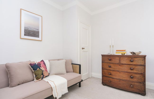 Beautifully Presented Centrally Located Studio apt - Photo 16