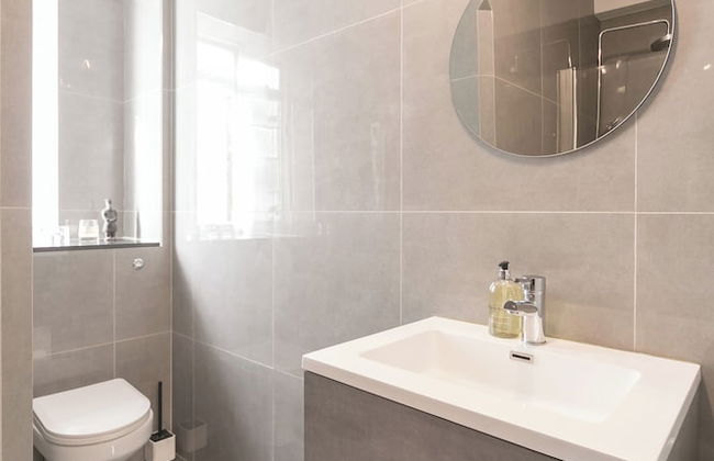 Beautifully Presented Centrally Located Studio apt - Photo 17