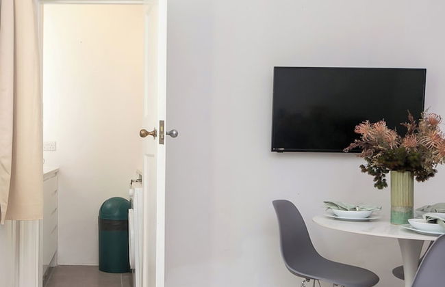 Beautifully Presented Centrally Located Studio apt - Photo 10