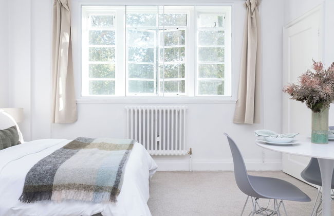 Beautifully Presented Centrally Located Studio apt - Photo 11