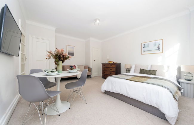 Beautifully Presented Centrally Located Studio apt - Photo 15