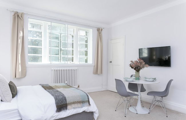 Beautifully Presented Centrally Located Studio apt - Photo 3
