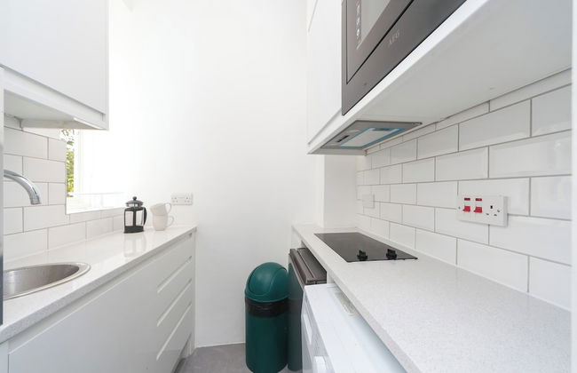 Beautifully Presented Centrally Located Studio apt - Photo 19