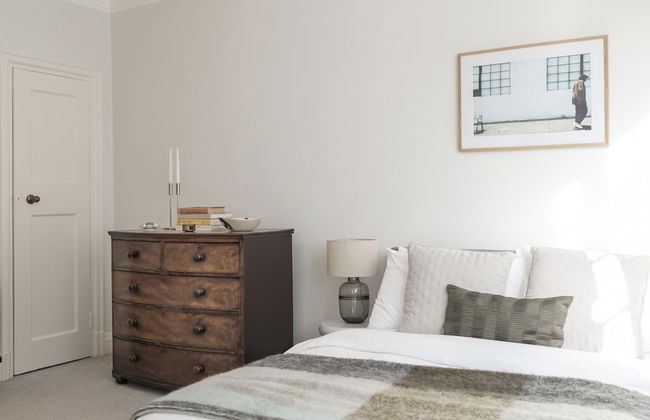 Beautifully Presented Centrally Located Studio apt - Photo 2